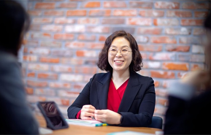 ▲ 서진숙 교수가 2025학년도에 신설될 경희사이버대학교 글로벌자율학부에 대해 설명하고 있다.ⓒ경희사이버대