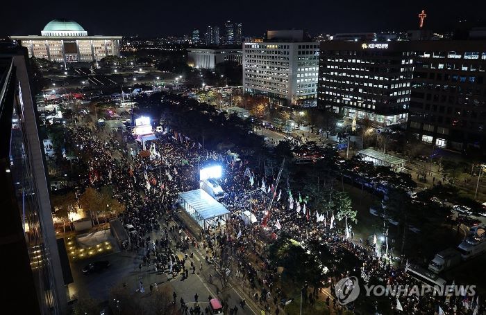 ▲ 6일 오후 서울 영등포구 국회의사당역 인근에 시민들이 대통령 탄핵을 촉구하는 촛불집회에 참석해 있다. ⓒ연합뉴스