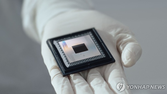 ▲ 구글이 자체 개발한 새 양자 칩 '윌로우'. AFP/구글 제공. ⓒ연합뉴스