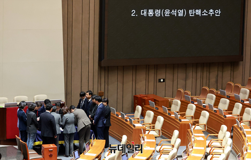 ▲ 윤석열 대통령에 대한 탄핵소추안이 7일 오후 열린 국회 본회의에서 마무리되면서 관계자들이 투표명수를 확인하고 있다. 이날 탄핵안은 의결 정족수 부족으로 표결이 무산됐다. ⓒ이종현 기자