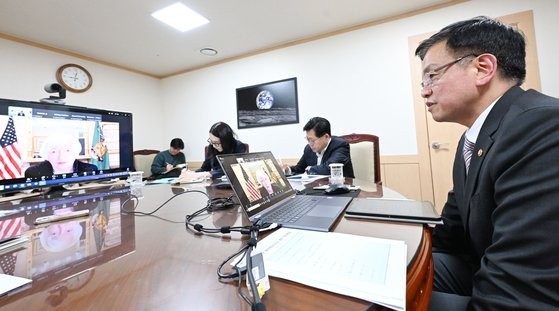 ▲ 최상목(오른쪽) 부총리 겸 기획재정부 장관이 10일 밤 9시 정부서울청사에서 재닛 옐런 미국 재무장관과 국내 정치 상황에 대응한 경제정책 운영 방향을 의제로 화상 면담을 하고 있다. ⓒ기획재정부 제공