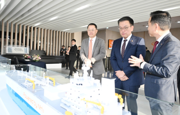 ▲ 최상목 경제부총리 겸 기획재정부 장관이 11일 경기 시흥시 소재 한화오션 R&D센터에서 열린 산업경쟁력강화 관계장관회의에 참석, 선박 모형을 보며 관계자의 설명을 듣고 있다. ⓒ기획재정부 제공