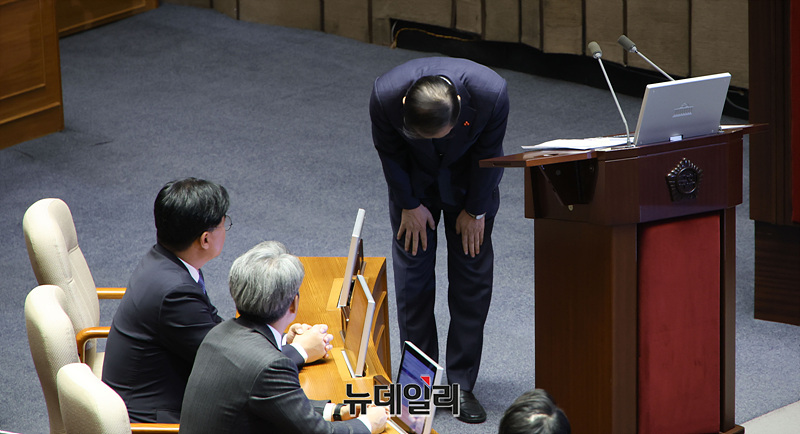 ▲ 한덕수 국무총리가 11일 오후 서울 여의도 국회에서 열린 본회의에서 대국민사과를 하고 있다. ⓒ서성진 기자