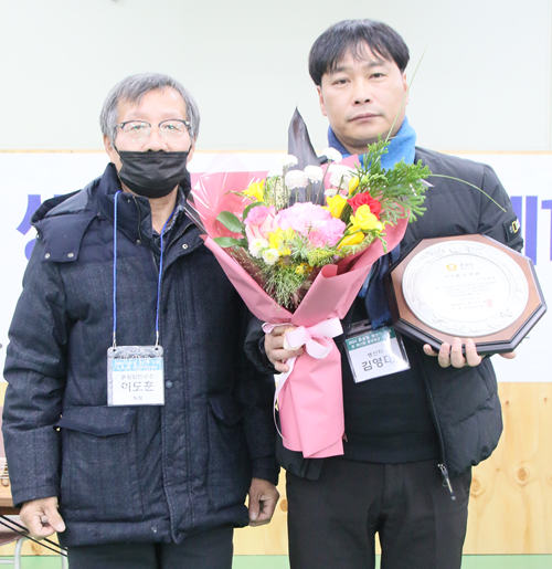 ▲ 11일 열린 제11회 흙살림상 시상식과 생산자 대회에서 방울토마토를 재배하는 김영대 씨가 대상을 받고 있다.ⓒ흙살림 청주센터