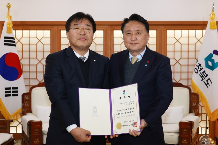 ▲ 김영환 충북지사가 김영각 건축사(왼쪽)에게 충북도 제2대 총괄건축가 위촉장을 수여하고 있다. ⓒ충북도