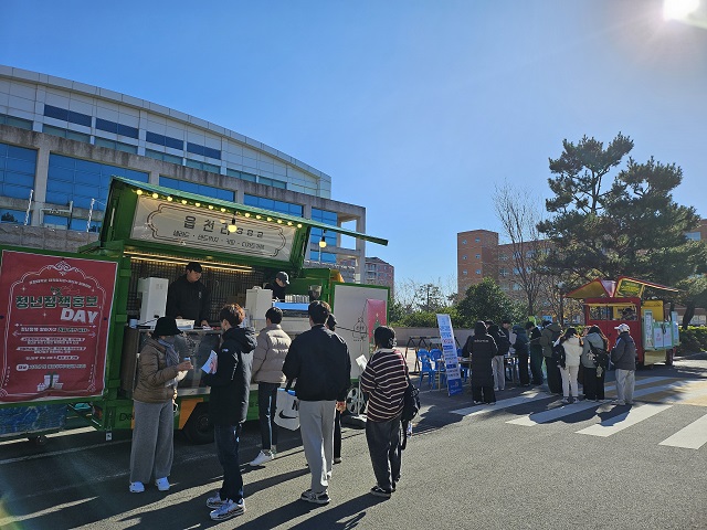 ▲ 포항대학교 평보체육관 앞에서 대학일자리플러스센터 인스타그램 팔로우 이벤트 및 재학생, 졸업생, 지역청년들을 위한 고용노동부 청년고용정책 국민내일배움카드 홍보 행사를 개최했다.ⓒ포항대