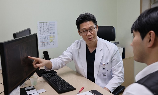 ▲ 비뇨의학과 이준녕 과장이 진료하는 모습.ⓒ세명기독병원