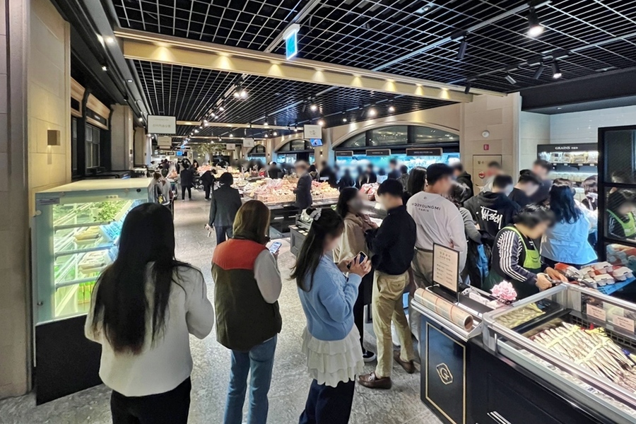 ▲ 명품관에서 진행한 박은영 셰프 동파육 만두 팝업 대기줄 현장ⓒ갤러리아백화점