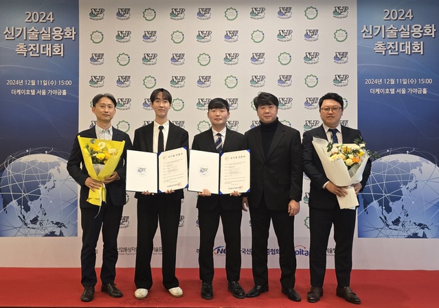 ▲ 신규 열처리 기술을 개발한 현대제철-현대차 직원들이 신기술인증을 받은 후 기념 촬영하고 있다. ⓒ현대제철