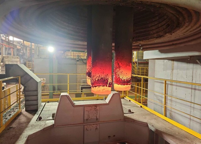 ▲ 포스코퓨처엠이 제조기술을 국산화한 직경 300mm의 UHP(Ultra High Power)급 전극봉. ⓒ포스코퓨처엠