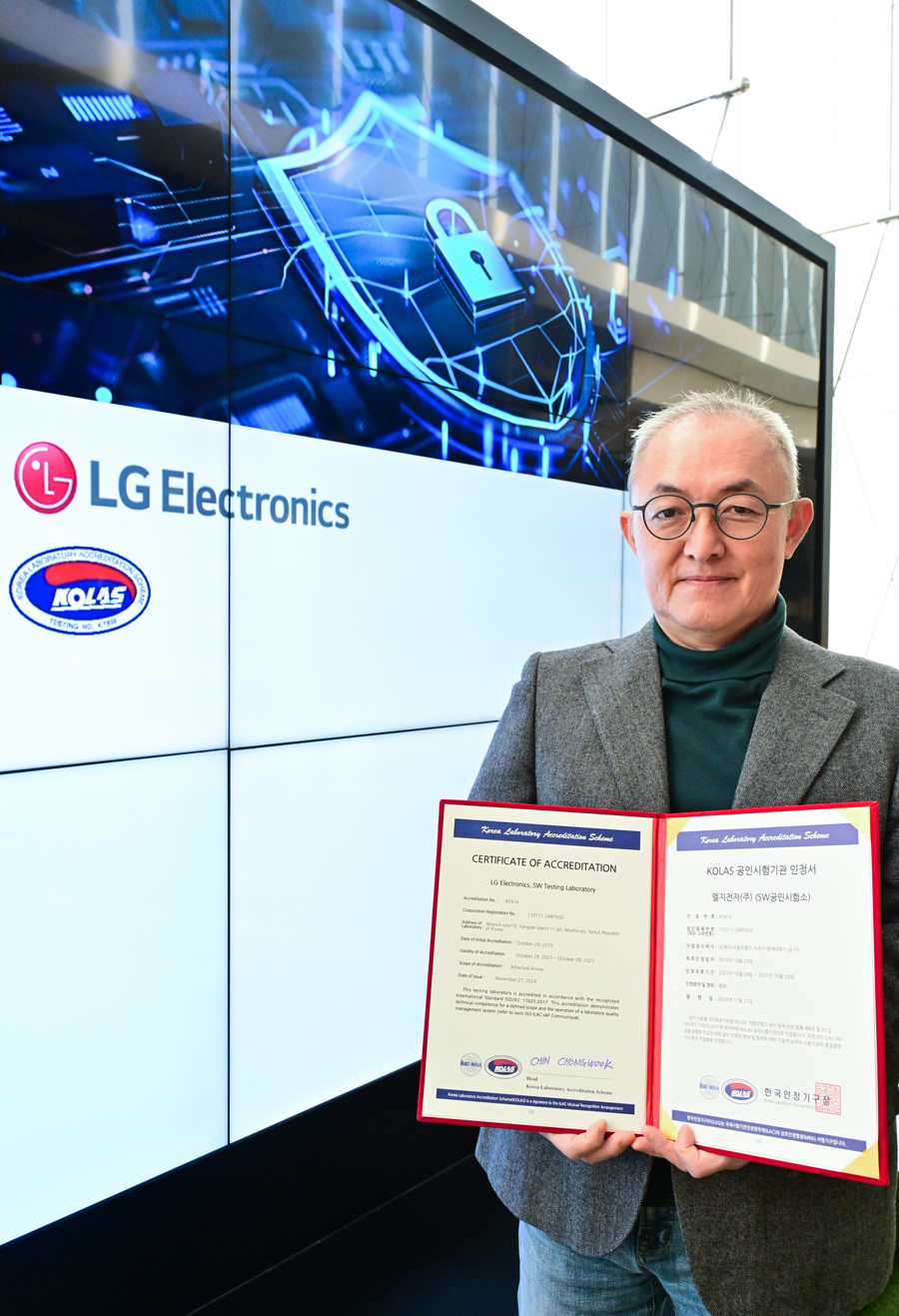 ▲ LG전자가 한국인정기구(KOLAS)로부터 IoT 분야 사이버보안 공인시험 수행 자격을 획득했다. 사진은 LG전자 CTO부문 박인성 SW센터장이 IoT 분야 사이버보안 공인시험 자격 인정서를 들고 있는 모습.ⓒLG전자