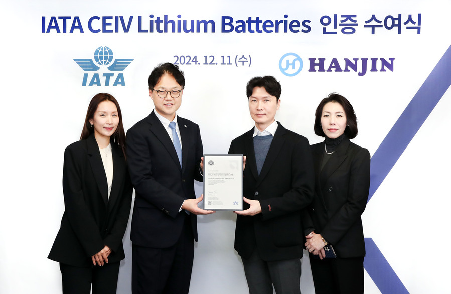 ▲ 한진이 국제항공운송협회로부터 수여받은 CEIV 리튬 배터리 인증서를 들고 사진 촬영하고 있다. ⓒ한진