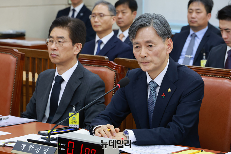 ▲ 조지호 경찰청장이 5일 오전 국회에서 열린 비상계엄 관련 행정안전위원회 전체회의에 출석해 의원 질의에 답하고 있다. ⓒ이종현 기자