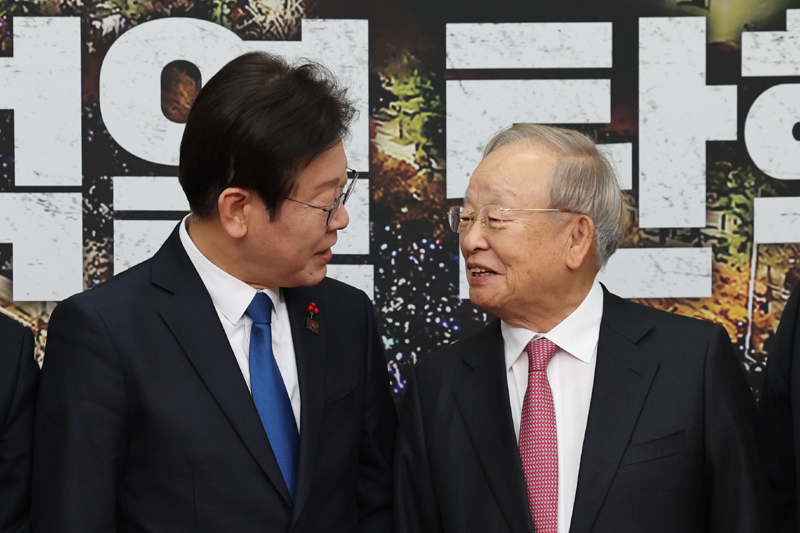 ▲ 이재명 더불어민주당 대표, 손경식 한국경영자총협회 회장이 지난 12일 서울 여의도 국회에서 열린 경제단체 긴급 간담회에서 대화를 나누고 있다. ⓒ뉴시스