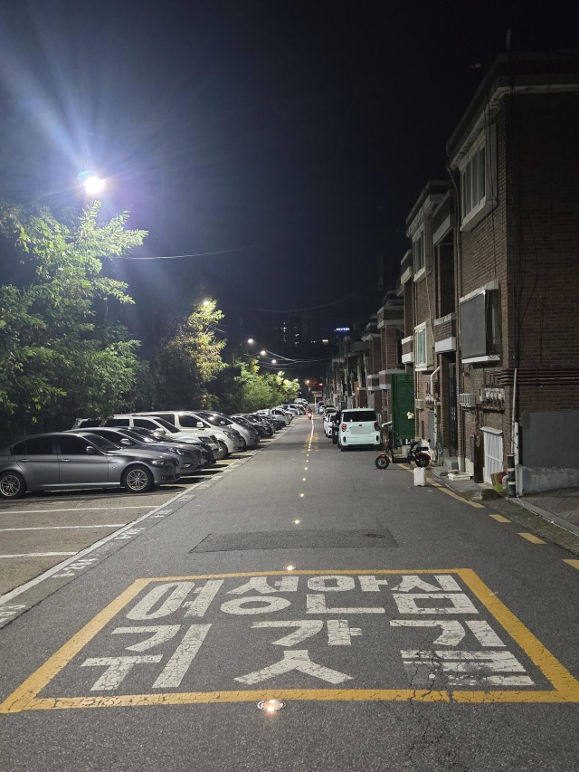 ▲ 도로표지병 110개를 새것으로 교체 설치한 성남시 중원구 하대원동 여성 안심 귀갓길. ⓒ성남시 제공