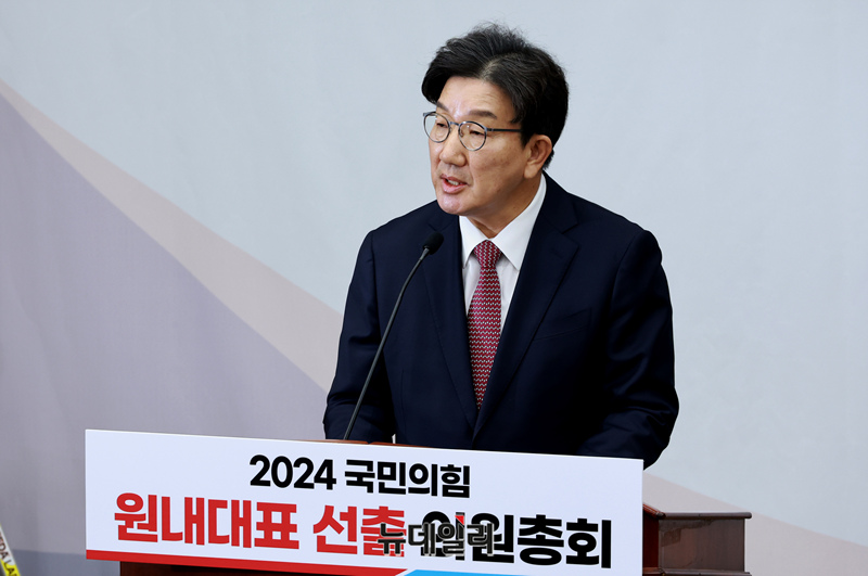 ▲ 국민의힘 원내대표 후보 권성동 의원이 12일 오전 국회에서 열린 원내대표 선출 의원총회에서 정견발표를 하고 있다. ⓒ이종현 기자