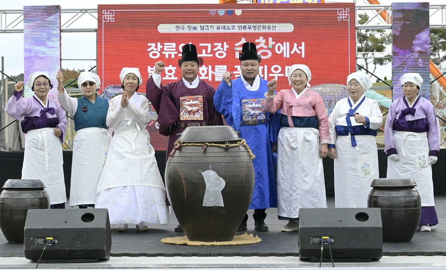 ▲ '한국의 장 담그기 문화'가 유네스코 인류무형유산으로 등재된 가운데 ‘장류의 고장’ 순창이 주목받고 있다.(지난 4월 열린 '순창 장담그는 날' 행사 퍼포먼스)ⓒ순창군