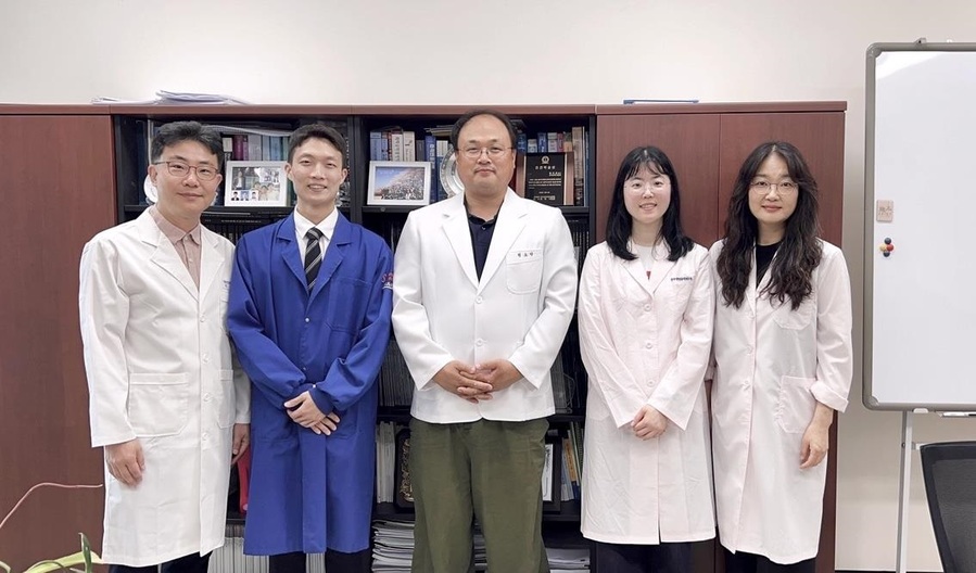 ▲ KAIST 생명화학공학과 임성갑 교수, 박성현 박사과정, 권오만 박사, 아하나 박사, 손미영 박사(왼쪽부터.ⓒKAIST