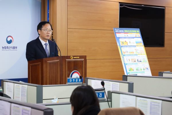 ▲ 최명철 농림축산식품부 식량정책관이 12일 농식품부 기자실에서 '쌀 산업 구조개혁 대책'을 브리핑하고 있다. ⓒ농림축산식품부