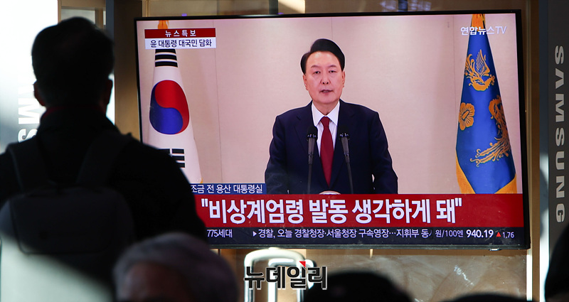 ▲ 윤석열 대통령이 대국민담화를 진행한 12일 오전 서울역 대합실을 찾은 시민들이 TV 중계를 지켜보고 있다. ⓒ정상윤 기자