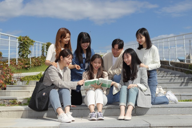 ▲ 경기대학교가 2025학년도 정시 모집에 돌입한다. 사진은 경기대학교 학생들 모습. ⓒ경기대 제공