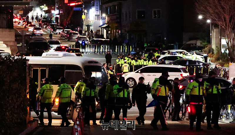 ▲ 비상계엄이 선포된 4일 오전 서울 용산구 대통령실 앞 도로를 경찰들이 통제하고 있다. ⓒ서성진 기자