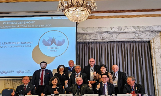 ▲ 인천시가 세계부동산연맹(FIABCI) 인천 개최 결정을 확정한후 참석자들과 기념 사진을 찍고 있다.ⓒ인천시 제공