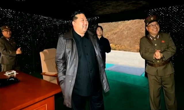 ▲ 북한 조선중앙TV는 지난 11월 1일 김정은이 신형 대륙간탄도미사일(ICBM) '화성포-19'형 시험발사를 직접 지도했다고 보도했다. 시험발사 현장에는 딸 김주애도 동행했다. 북한은 이날 화성포-19형 시험발사에 성공했다고 주장했다. ⓒ조선중앙TV 캡쳐/뉴시스