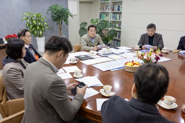 ▲ 이재준 수원시장과 이재식 수원시의회 의장, 김정렬 부의장 등 시의원들이 ‘긴급 민생경제 현안 소통을 위한 비상대책 간담회’를 열고 의견을 나누고 있다. ⓒ수원시 제공