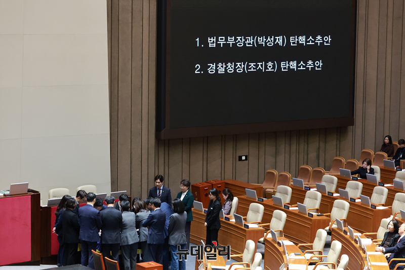 ▲ 박성재 법무부 장관과 조지호 경찰청장 탄핵소추안이 12일 오후 국회에서 열린 본회의에서 안건으로 상정 된 가운데 개표가 이뤄지고 있다. ⓒ이종현 기자
