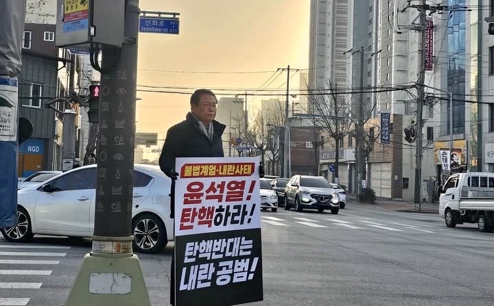 ▲ 12일 오전 정헌율 익산시장이 '윤석열 탄핵' 피켓 시위를 하고 있다.ⓒ독자제공