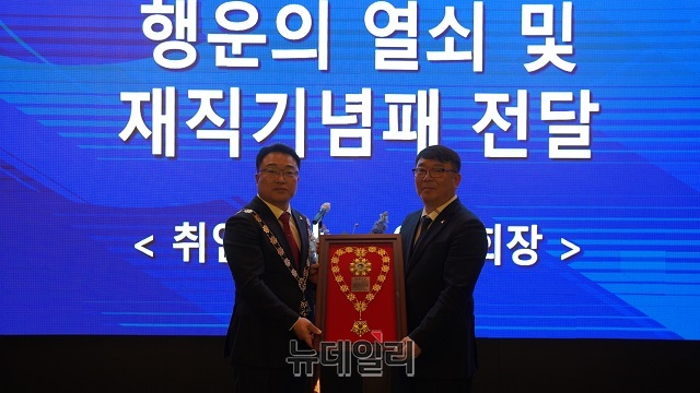 ▲ 포항JC특우회는 지난 11일 포항 더퀸에서 회원 및 내빈 300여명이 참석한 가운데 제42대 장순제 회장이 이임하고 제43대 강기순 신임 회장이 취임했다.ⓒ뉴데일리