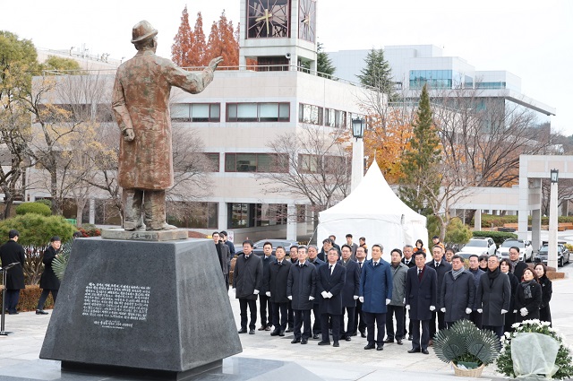 ▲ 포항시는 지난 13일 故 청암 박태준 포스코 명예회장 서거 13주기를 맞아 포스텍 노벨동산에서 추모행사를 가졌다.ⓒ포항시