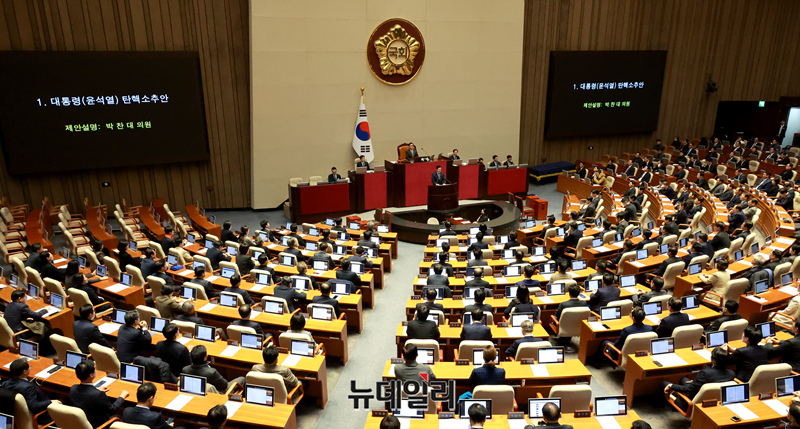 ▲ 박찬대 더불어민주당 원내대표가 14일 오후 국회 본회의에서 윤석열 대통령 탄핵소추안 표결을 앞두고 제안설명 하고 있다. ⓒ이종현 기자