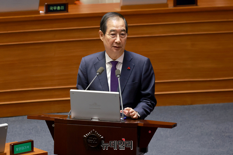 ▲ 한덕수 국무총리가 13일 오후 국회 본회의에서 열린 '윤석열 대통령 위헌적 비상계엄 선포 내란행위 관련 긴급현안질의'에서 답변하고 있다. ⓒ이종현 기자