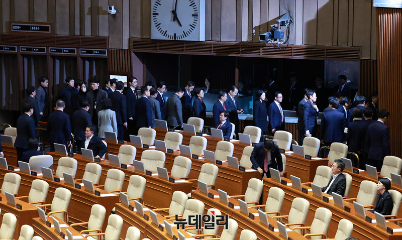 ▲ 14일 국회에서 탄핵소추안이 가결된 모습. ⓒ뉴데일리DB