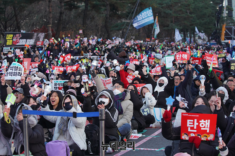 ▲ 이들《선동에 잘 먹히는 대중》수준엔 이재명 댜통령이 딱이다. 꼭 찍어먹어 봐야 알 터인가? 그라나, 그럴 순 없다. 끝까지 해보자. ⓒ 이종현 기자