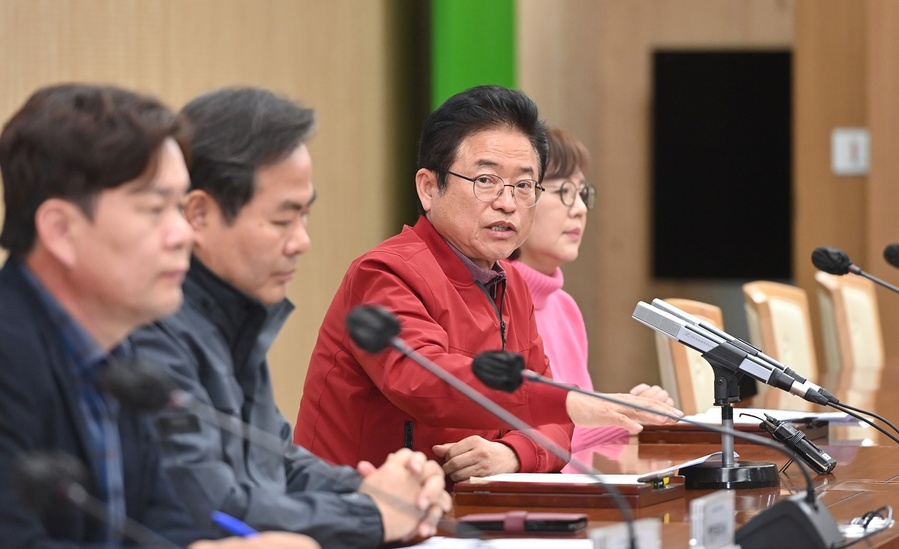 ▲ 경북도는 14일 대통령 탄핵 소추안 국회 의결 직후인 오후 5시 10분 이철우 도지사 주재로 긴급 민생안정 대책회의를 열었다.ⓒ경북도