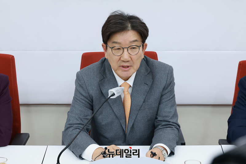 ▲ 권성동 국민의힘 신임 원내대표가 13일 오후 국회에서 현안 관련 기자간담회를 갖고 있다. ⓒ이종현 기자