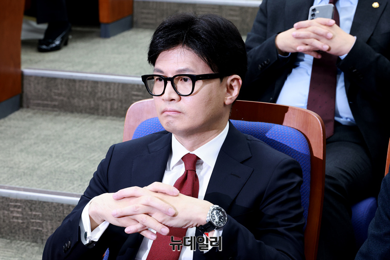 ▲ 한동훈 국민의힘 대표가 12일 국회에서 열린 원내대표 선출을 위한 의원총회에 참석해 앉아 있다. ⓒ이종현 기자