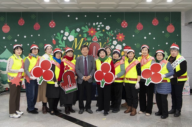 ▲ 울릉군은 지난 13일 울릉 한마음회관에서 눈빛정원 트리 점등식과 함께 ‘희망2025 나눔캠페인’ 출범식을 가졌다.ⓒ울릉군