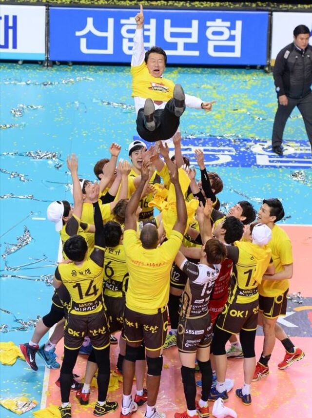 ▲ 창단 후 두번째 시즌인 2014-2015 시즌에서 우승한 OK저축은행 읏맨 배구단 선수들이 구단주인 최윤 OK금융그룹 회장을 헹가래 하며 우승을 축하하고 있다.ⓒOK금융그룹