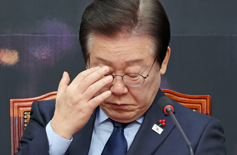 ▲ 이재명 더불어민주당 대표가 16일 서울 여의도 국회에서 열린 최고위원회의에서 잠시 얼굴을 만지고 있다. ⓒ뉴시스