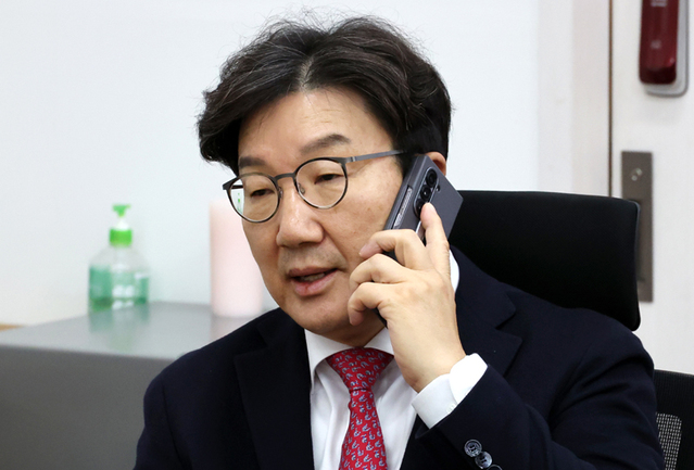 ▲ 권성동 국민의힘 원내대표가 16일 서울 여의도 국회에서 이주호 사회부총리 겸 교육부 장관을 기다리며 통화를 하고 있다. ⓒ뉴시스