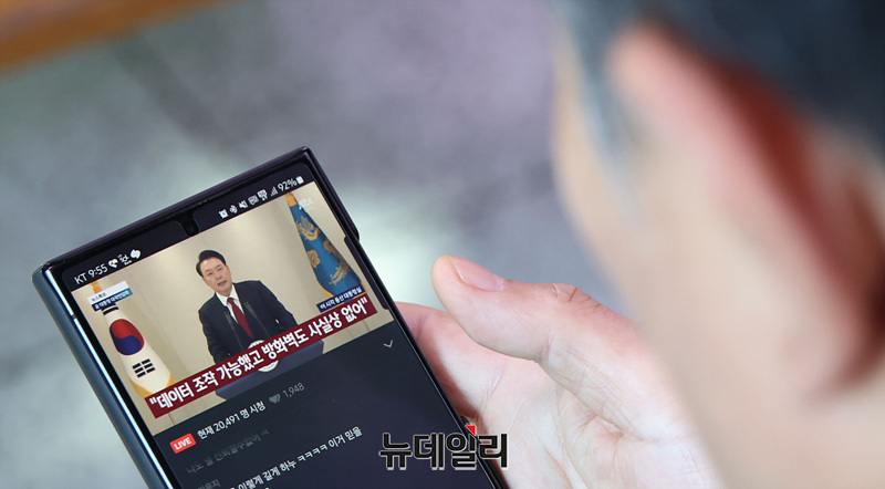 ▲ 윤석열 대통령이 대국민담화를 진행한 12일 오전 서울역 대합실을 찾은 시민들이 TV 중계를 지켜보고 있다.