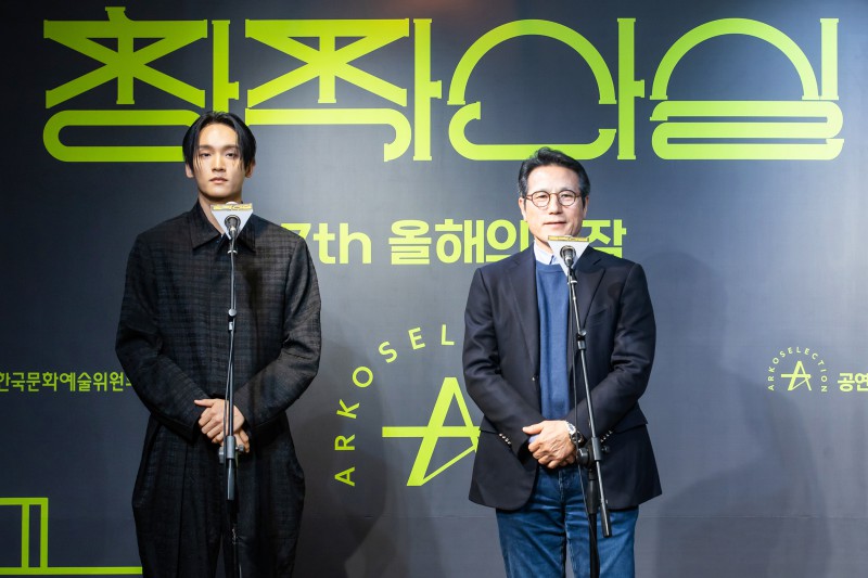 ▲ 17회 '창작산실' 홍보대사에 위촉된 무용수 최호종과 정병국 한국문화예술위원회 위원장.ⓒ한국문화예술위원회