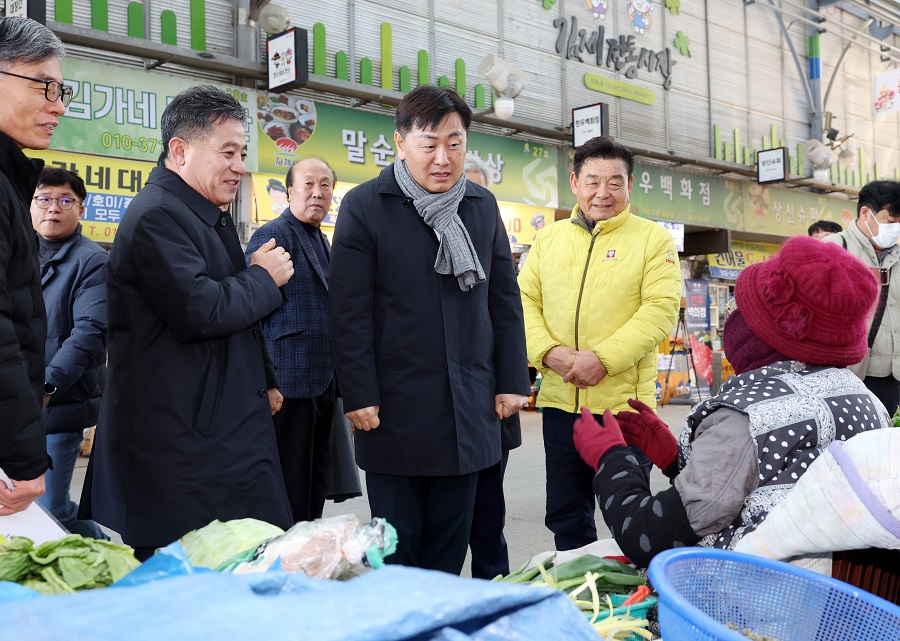 ▲ 김관영 전북특별자치도지사는 16일 김제전통시장을 방문해 지역경제 안정과 도민 불안 해소를 위한 민생 점검을 하고 있다.ⓒ전북특별자치도