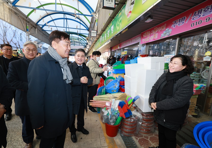 ▲ 김관영 전북특별자치도지사는 16일 김제전통시장을 방문해 지역경제 안정과 도민 불안 해소를 위한 민생 점검을 하고 있다.ⓒ전북특별자치도