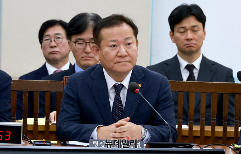 ▲ 이상민 행정안전부 장관이 5일 오전 국회에서 열린 비상계엄 관련 행정안전위원회 전체회의에 의원들이 질의에 답하고 있다. ⓒ이종현 기자