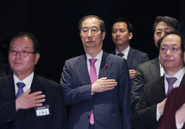 ▲ 한덕수 대통령 권한대행 국무총리가 16일 서울 더 플라자 호텔에서 열린 중견기업인의 날 행사에서 국기에 대한 경례를 하고 있다. (대통령실통신사진기자단) 2024.12.16. ⓒ뉴시스